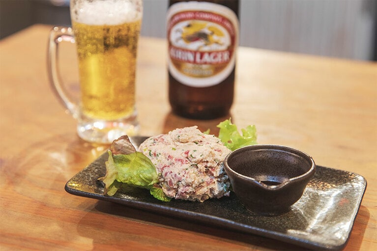 「牛ぬた」840円。生の牛肉と豆腐をあえた白和えの豪華版。祝い事や法事などにも登場するのだそう。