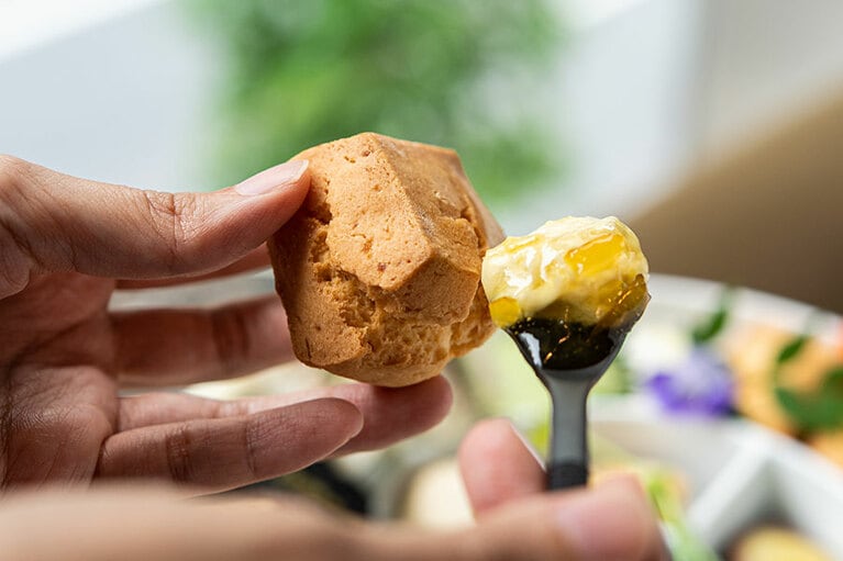 スコーンにはゆずジャムとクロテットクリームを。