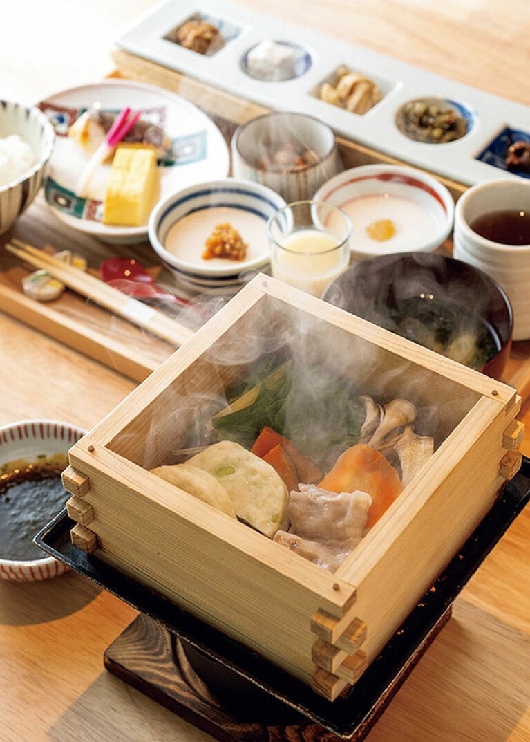 野菜や練り物、お肉のせいろ蒸しがうれしい朝食。白米に焼き魚、卵焼きなど、定番の和食がちゃんとおいしい。