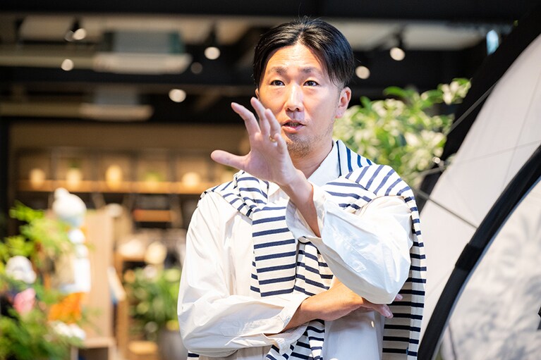 高梨 亮氏。お互いのブランドの服を身にまとって、今回のコラボレーションへの思いを語りました。