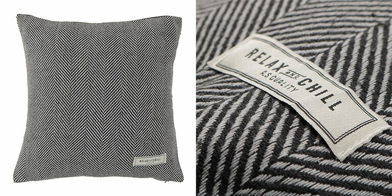 ヘリンボーン クッションカバー 690円。