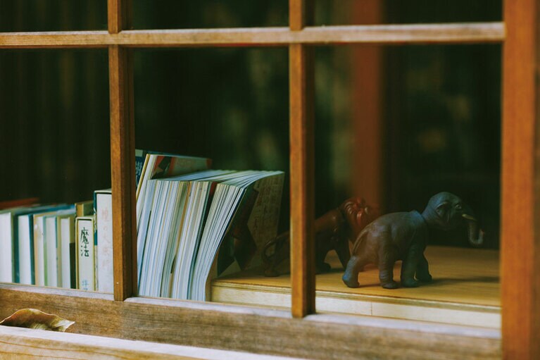 【金門坑。】ふと目を向けると、随所にあるオブジェは、オーナー夫妻の見立てによるもの。／Photographs：Yoshikazu Shiraki