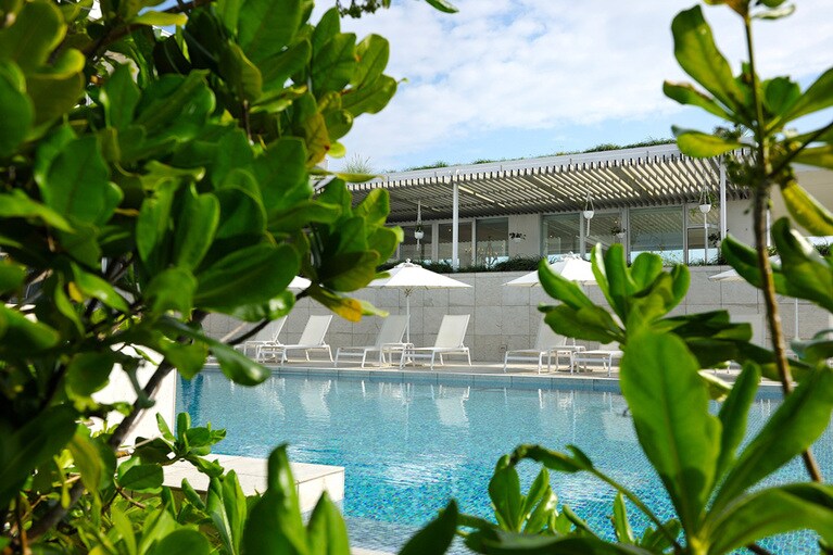 優美な静寂に包まれるプールサイドで安息のひとときを。