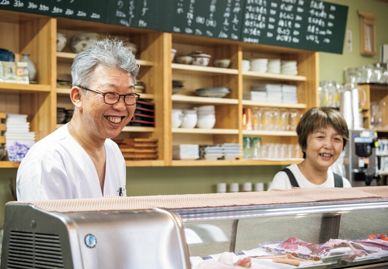 気さくで温かいもてなしをしてくれる大将夫妻の人柄と、飾らないお店の雰囲気に島内外からのファンも。1階のカウンター席とテーブル席のほか、2階に和室も用意。