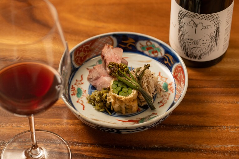 肉質がやわらかく赤身にコクがある胎内市のブランド豚・越乃黄金豚を使った「黄金豚」。深みのあるルビー色のワインとともに。