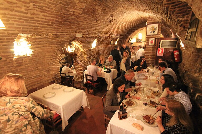 地下のダイニング。創業当時の面影を残している。