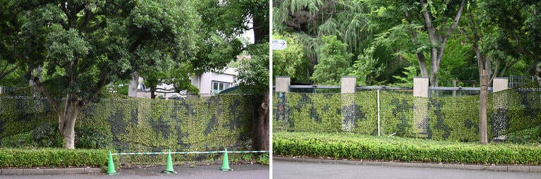 目隠しの上やすき間から、東園旧パンダ舎の建物や屋外放飼場が、わずかに見える。（2026年6月30日、筆者撮影）