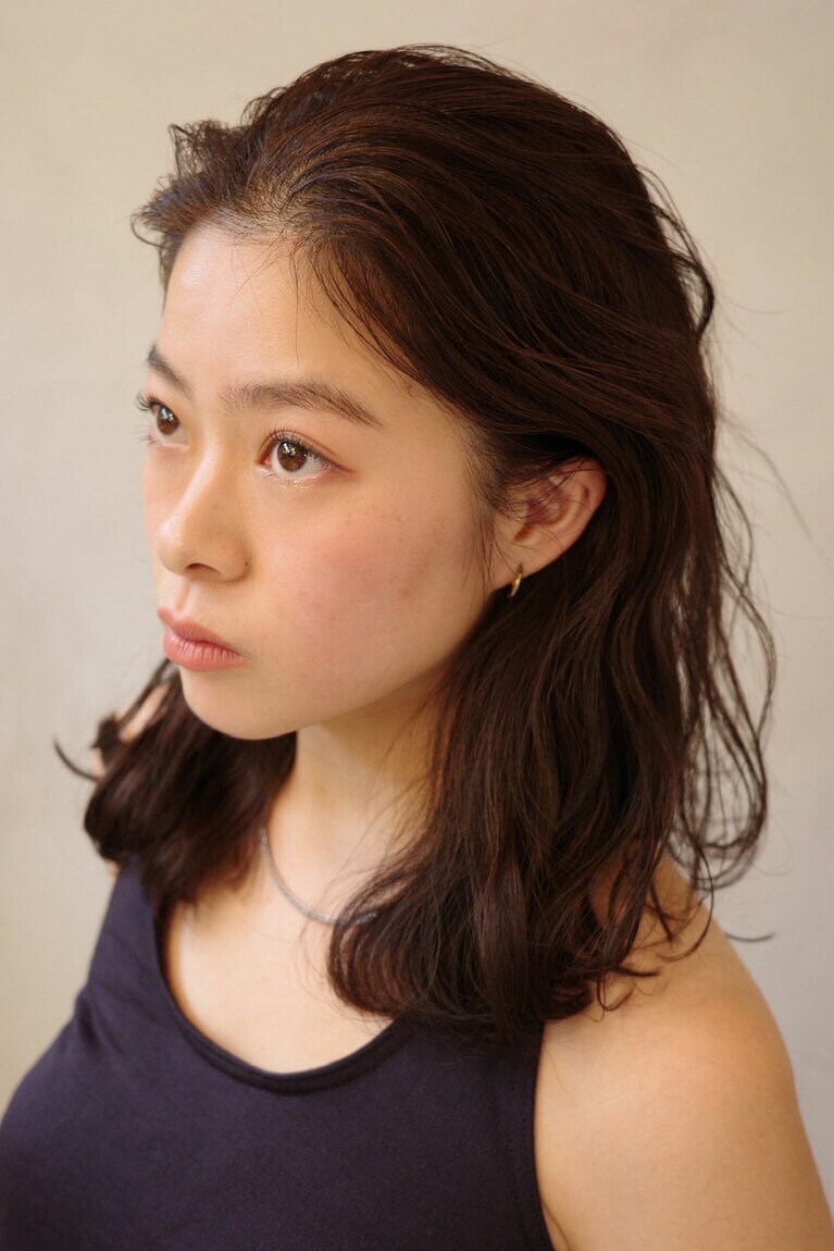 傷んで見えないミディアムパーマ。