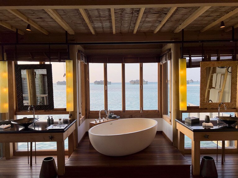 ヴィラスイートのバスルーム。半オープンエアで開放的だ。
