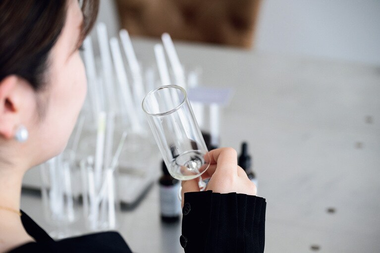 革張りのソファに座り、広々としたテーブルで香りを楽しんでいると心もいつの間にかリラックス。