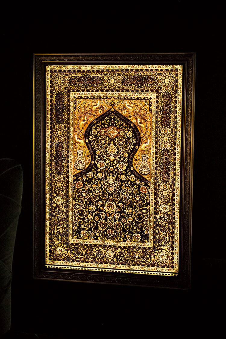 暗闇の中で蛍光色が浮かび上がるヴィンテージ絨毯。