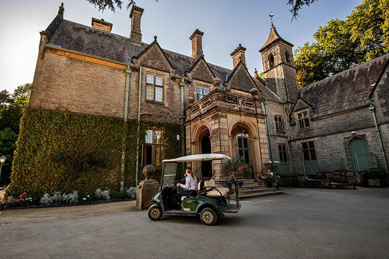 ツリーハウスへの送迎は電動バギーで。