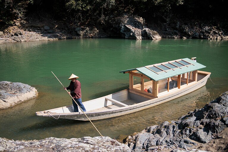 屋形舟「翡翠(ひすい)」に乗り込んで優雅に舟遊び。
