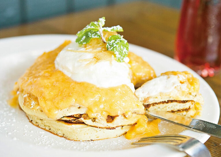 【The Nook Neighborhood Bistro(ザ・ヌック･ネイバーフッド・ビストロ)】パパイヤジンジャーパンケーキ 11ドル。