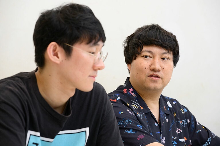 インタビューに答えてくれた、ロングコートダディのおふたり。