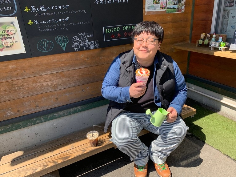 クレープとじょうろを持つ関太さん。