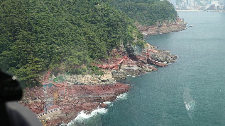海岸線の山肌は地層のグラデーションが。