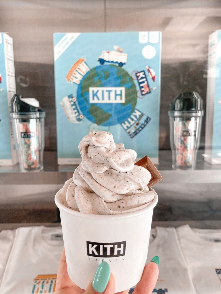 オープン当初は並びましたが現在は5～10分待ちくらい。お好みのチョコ、クッキー、ナッツ、シリアルなどを混ぜられるKITH Treats 10ドル。