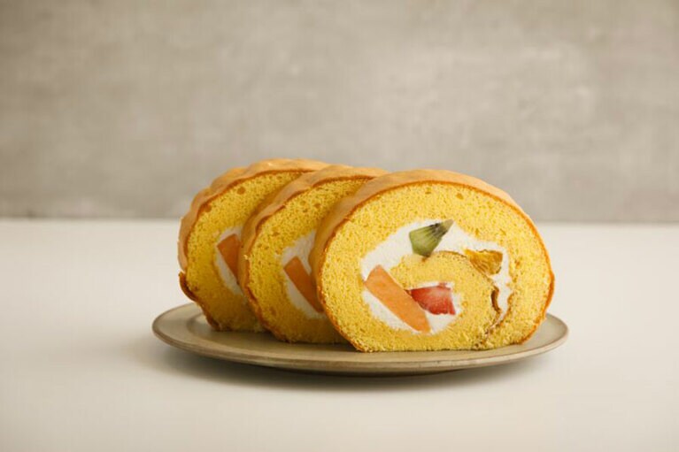 ロールケーキ1本 1,890円、1カット 398円。写真は北海道クリームのフルーツロール。