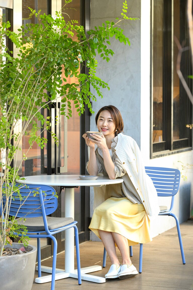 アッパーにはパンチングが施されていて、気分も爽やか。クッション性と安定性を両立するハーフカップ中敷きなので、気持ちよく散歩できる。