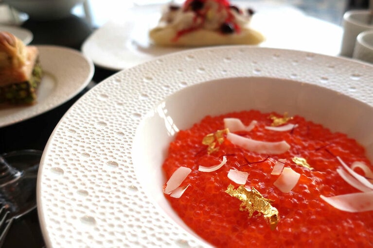 タピオカのことをフィリピンでは「サゴ」と呼ぶ。見た目はイクラだが、味は上品なココナッツ風味のタピオカ。