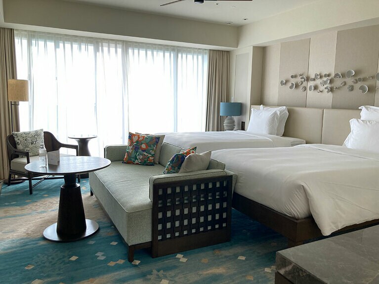 柔らかな光が差し込む客室。