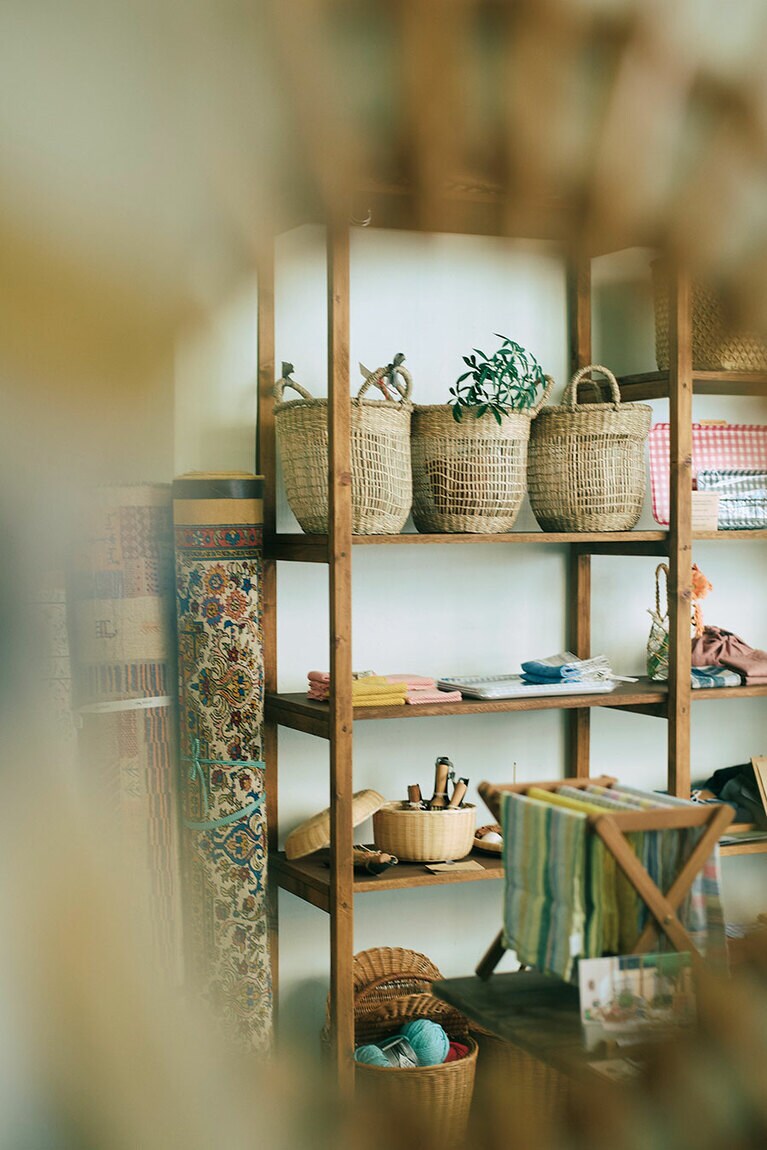 上段のヤシ製籠は用途が広い。W70,000～。