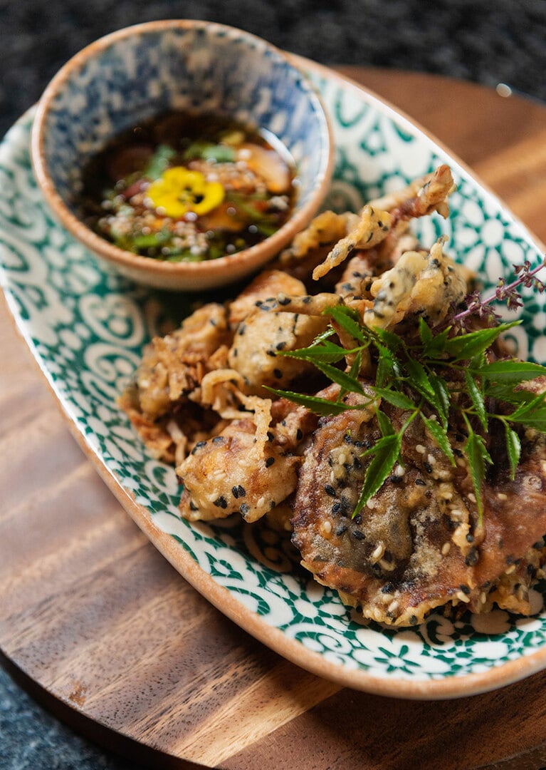 “ソフトシェルクラブの唐揚げ ゴマとタマリンドのスパイシーソース” 390タイバーツ。