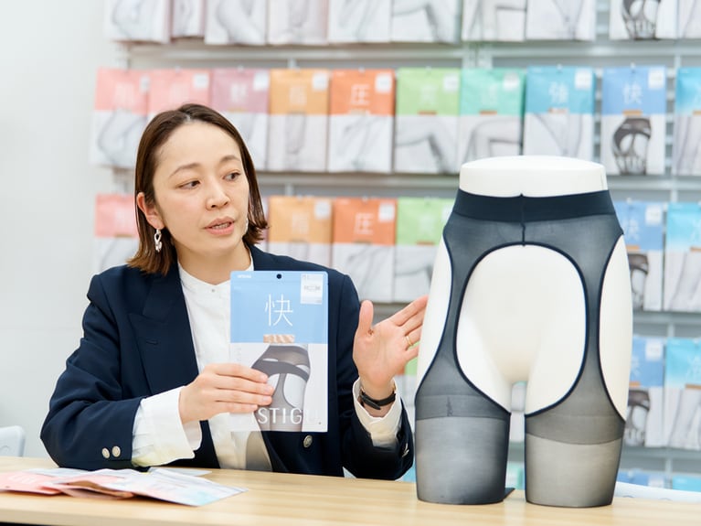 アスティーグ【快】。実用性の高いパンティ部レスストッキング。