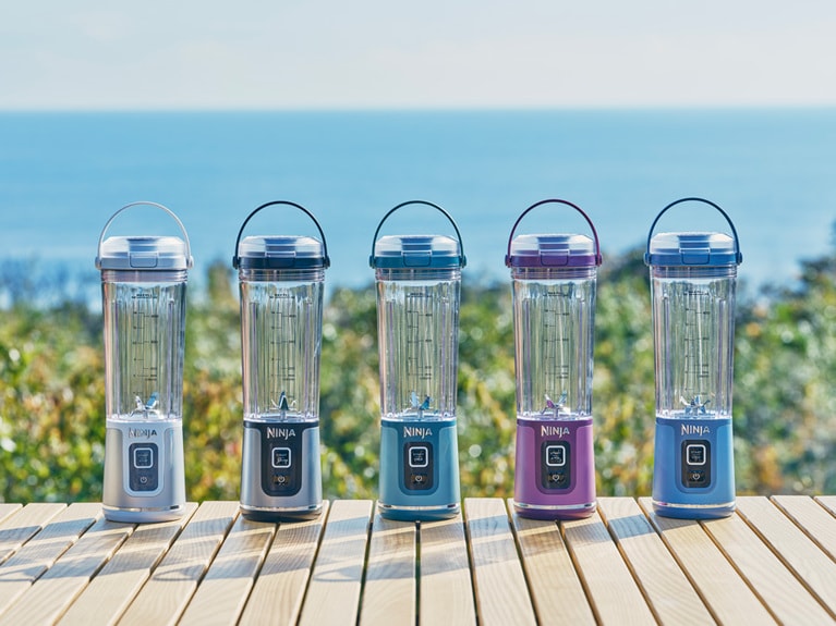 カラーはブラック、ホワイト、フォレストグリーン、パッションフルーツ、デニムブルーの5色。