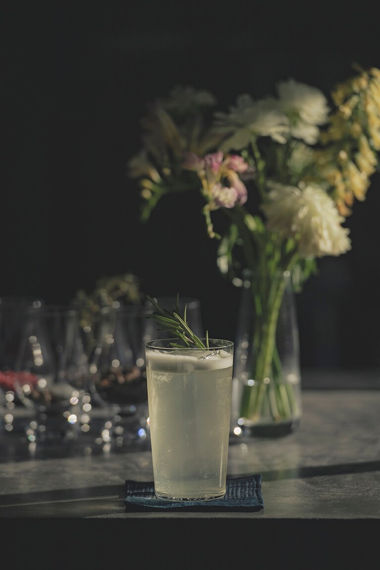 歌舞伎町とのコラボで誕生したジン「Ne10（エヌイーテン）」を使ったカクテル「THE GARDEN」。江戸時代、内藤新宿周辺で栽培されていた「内藤とうがらし®️」をはじめ、10種のボタニカルをブレンドしている。