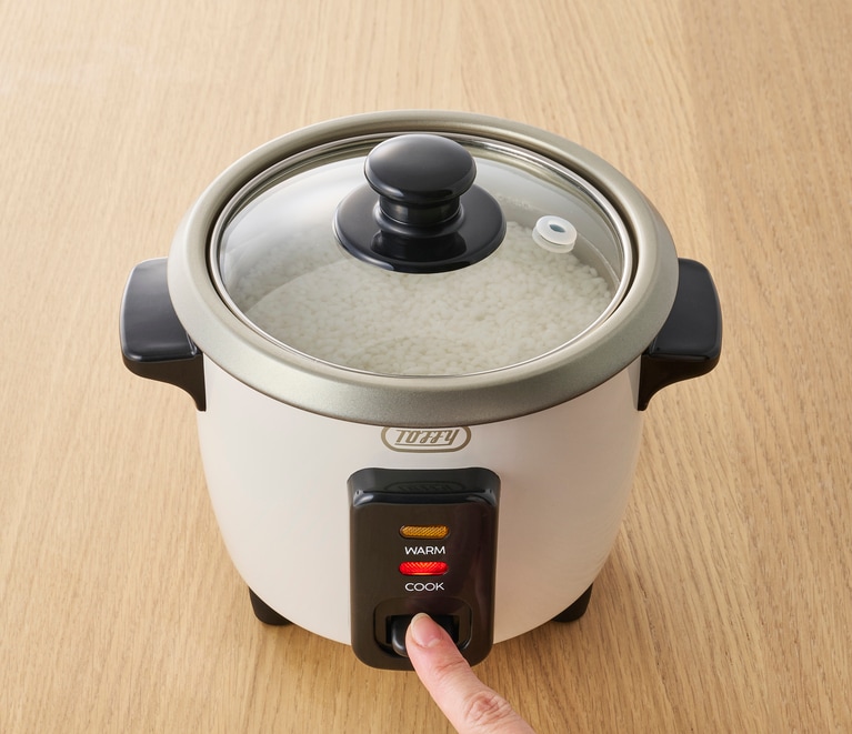 炊き方は、米と水を入れ、フタをしてスイッチを入れるだけ。炊飯が完了すると同時に自動的に保温モードに切り替わる。