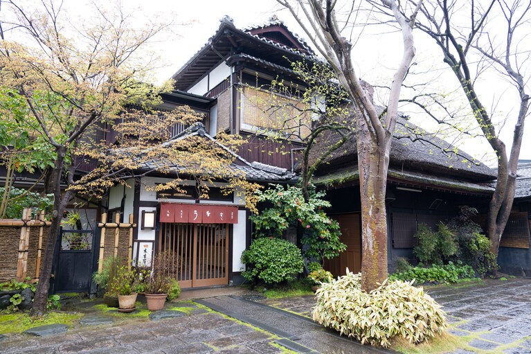 葦葺屋根の明治時代の建物で味わう。