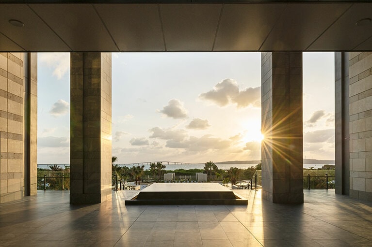エントランスからは伊良部大橋の絶景を見渡せ、壮大な景色が素敵な旅の始まりを予感させる。