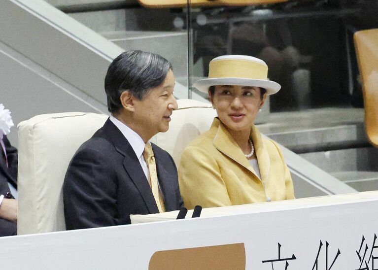 10月15日、「第38回国民文化祭」と「第23回全国障害者芸術・文化祭」開会式会場での天皇皇后両陛下　©時事通信社