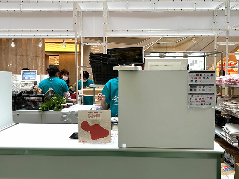 ポップアップストアのレジ横に設置された募金箱。