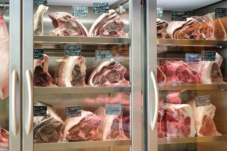 店頭で出荷を待つ、シェフたち御用達の肉。