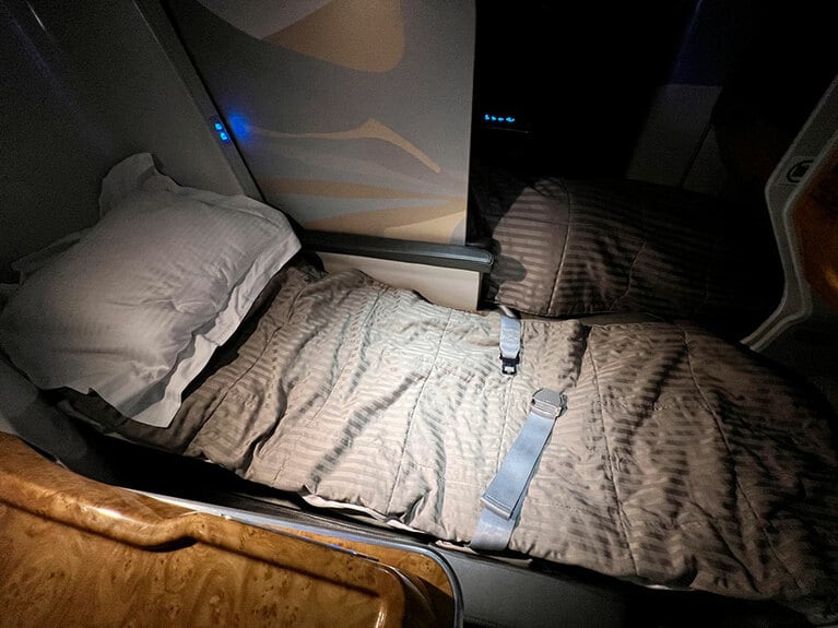 ベッドメイク後のシート。ふかふかの枕と肌触りのいい寝具でぐっすり眠ることができる。