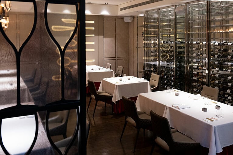 ワインセラーがあるスペースも。グラスの模様が入ったガラスの壁がキュート。