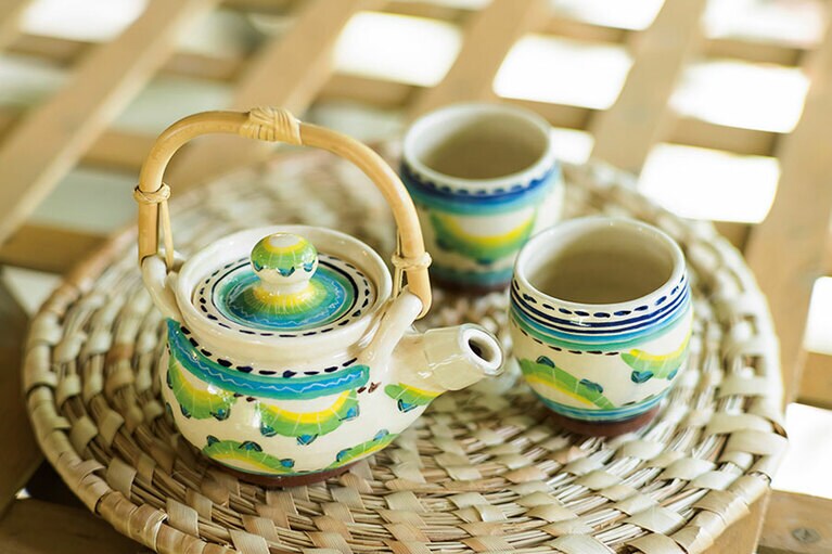 大人気！　石垣島・南島焼のロリマーさんの茶器。急須 5,000円、湯呑各 1,500円。