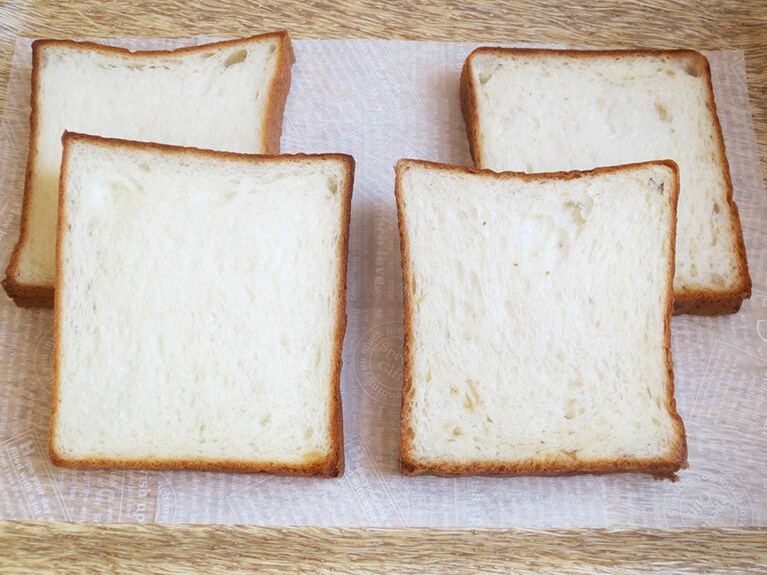 「食パン」1斤360円。左「プレーン」、右「玄米」。