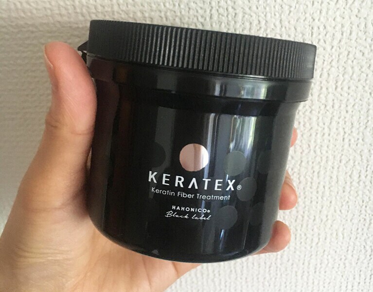 トリートメント。ハホニコのブラックレーベル「ケラテックス」のシャンプーとトリートメントとヘアオイル。結構高額なので、個人的にはシャンプーとトリートメントをてれこにして使うことが多いです。写真：ハホニコケラテックス。
