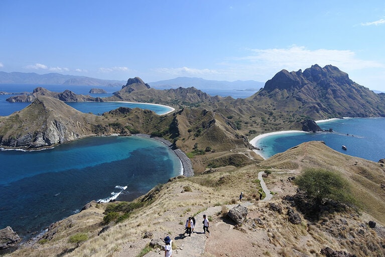 丘の上から望むパダール島。それぞれのビーチで、白砂、ピンクサンド、丸石と異なるのも興味深いポイント。