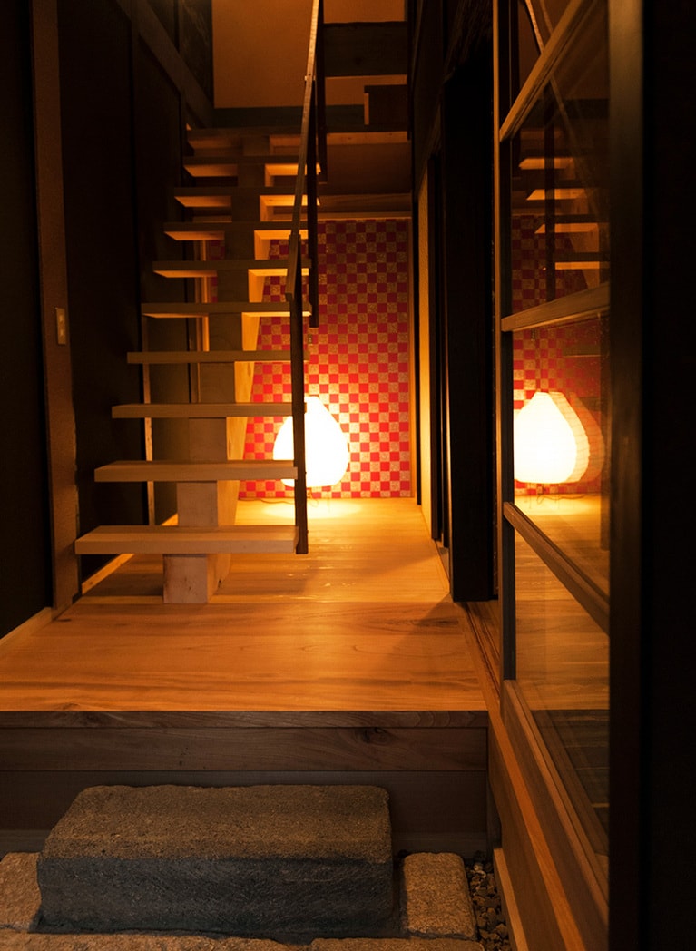 フロント棟の近江屋から徒歩7～8分の位置に建つ糀屋。