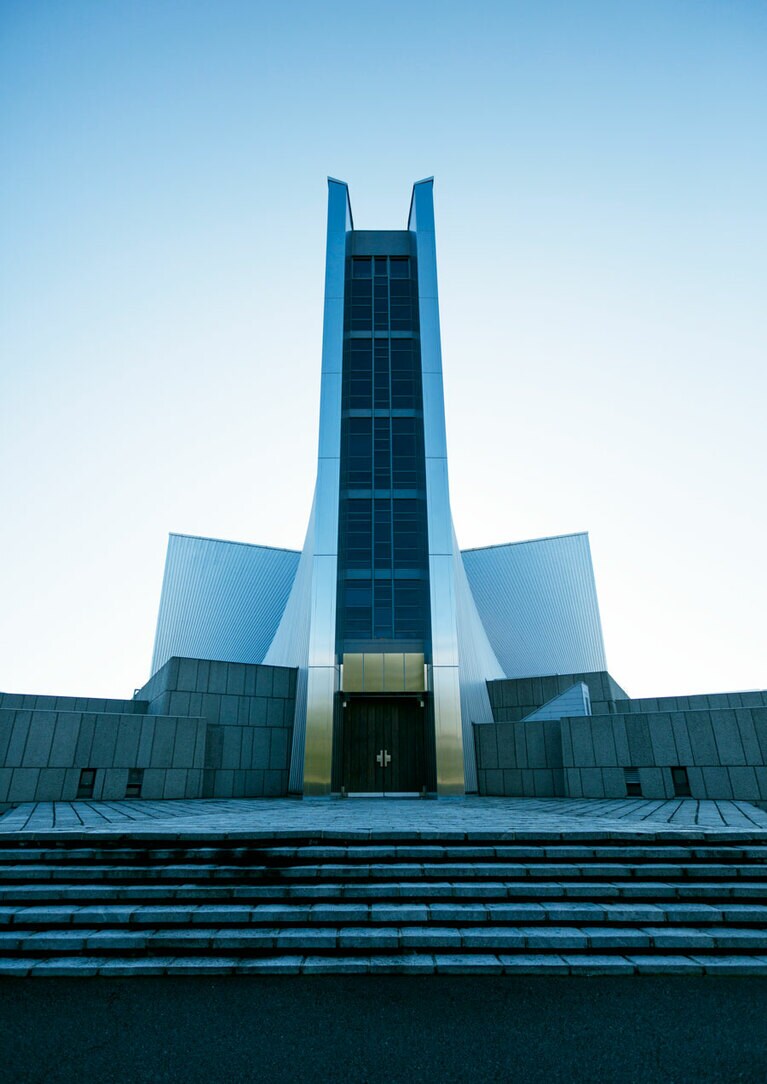 十字を象った設計で、俯瞰すると十字架に見える。