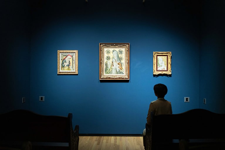 藤田が晩年に遺したカトリックの宗教画を、教会のような雰囲気で展示。