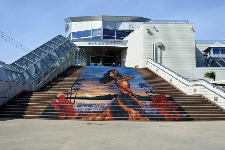 平成8年にオープンした砂むし会館「砂楽」。フラダンスのフェスティバルも開催される“フラの街”ならではの階段アートが。