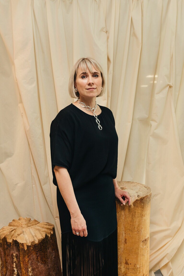 クリエイティブディレクターのアルノ・アールネス（Aino Ahlnäs）さん。マリメッコなどのデザインハウスで15年以上のキャリアを積み、2022年にクリエイティブディレクターに就任。