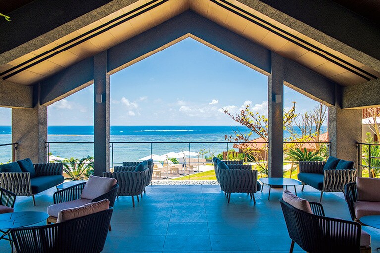 心地よい海風を感じるレセプションラウンジ。