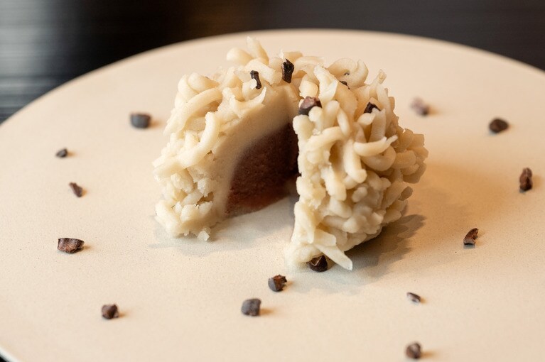 アクセントにはカカオニブを。